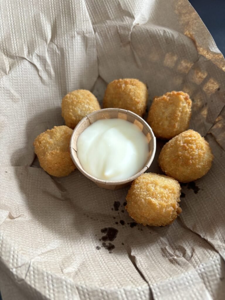 Croquetas rellenas de macarrones con queso