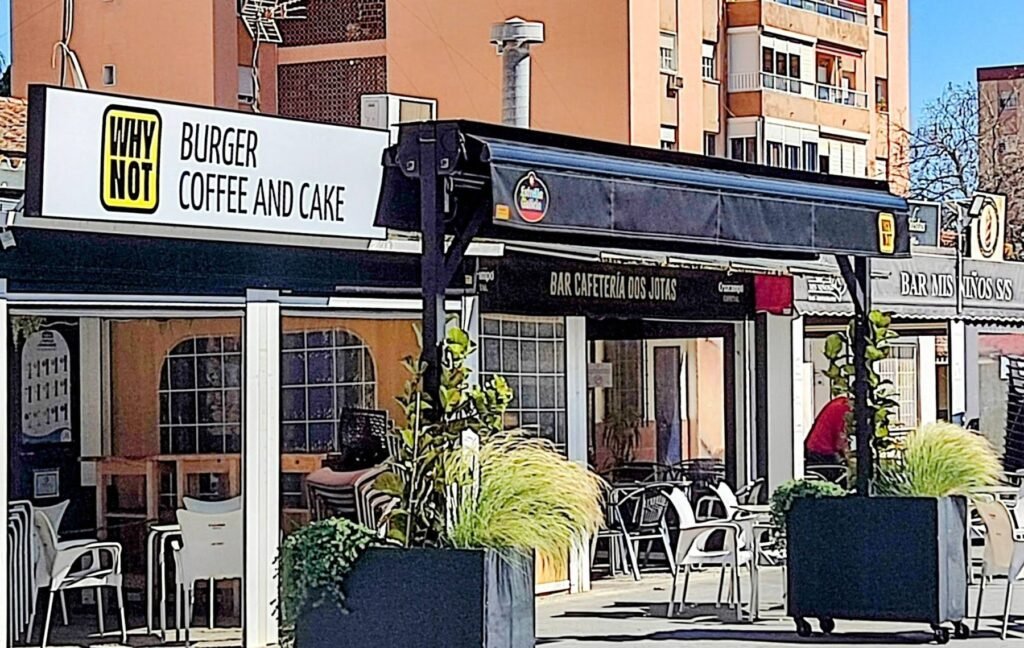 Fachada y terraza de Why Not Burger Coffee and Cake en la plaza de Nicaragua