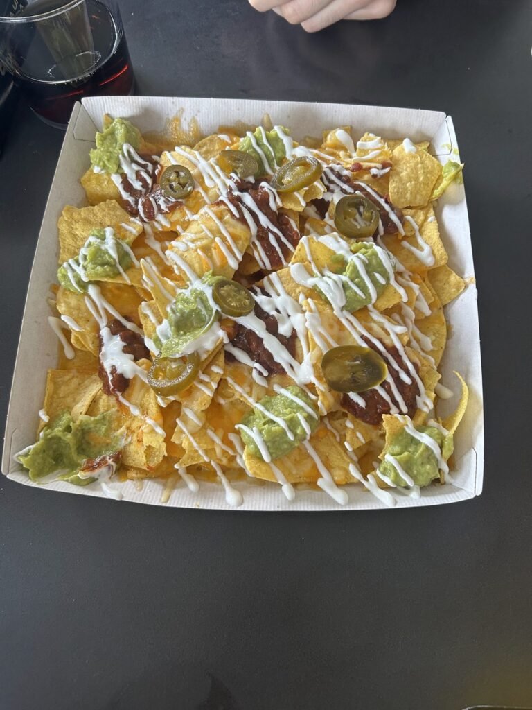 Nachos con guacamole, jalapeños y sour cream
