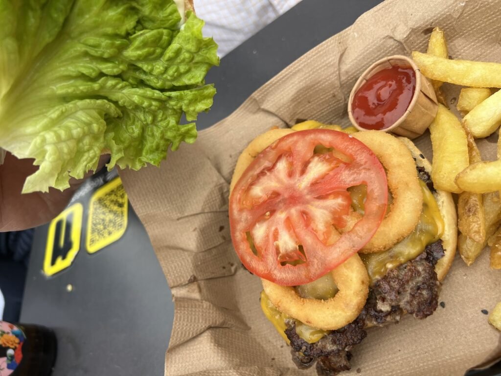 Smash burger con tomate y aros de cebolla