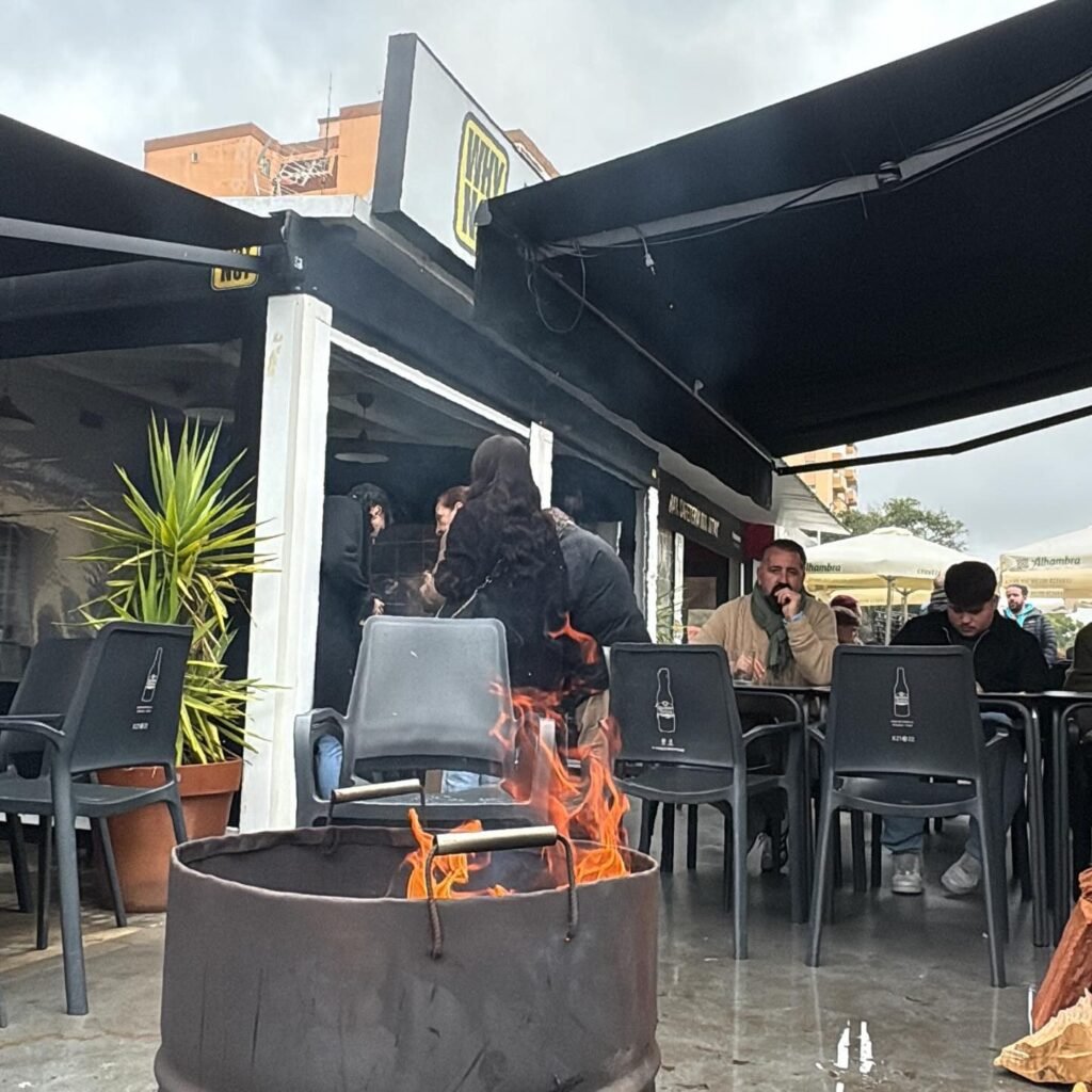 Terraza de Why Not con brasero encendido